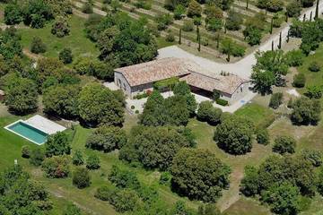 Gîte pour 8 personnes, avec jardin et terrasse, animaux acceptés à Buoux