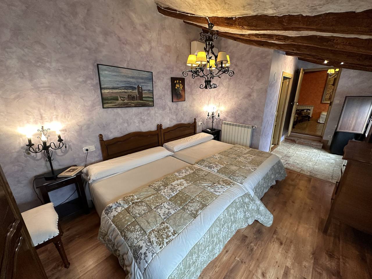 Habitación 'Suite Las Golondrinas' con vistas a la montaña, Wi-Fi y aire acondicionado. in Lerín, Provincia de Navarra