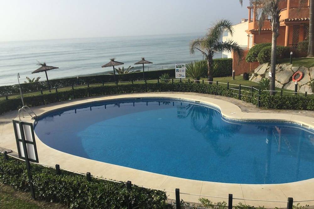 Apartamento entero, Moderno y cómodo ático de tres dormitorios con impresionantes vistas al mar in Buenas Noches, Estepona