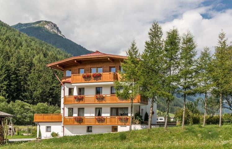 Ferienwohnung für 7 Personen, mit Garten und Ausblick in Brenner