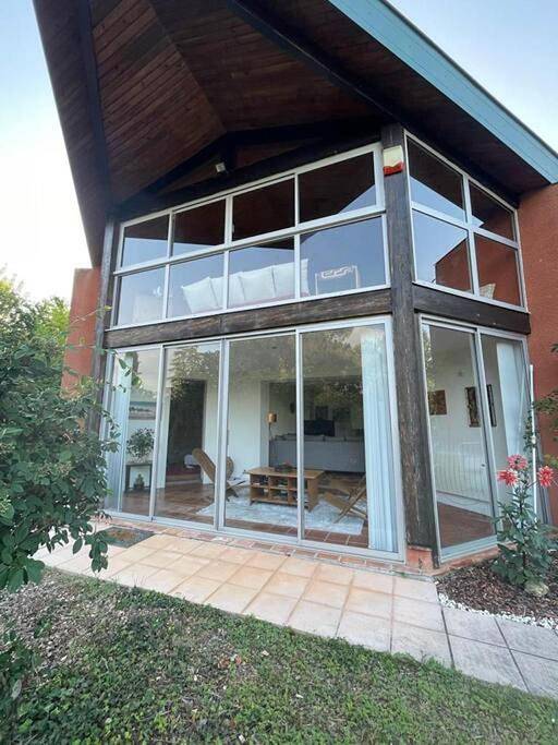 Location de vacances pour 8 personnes, avec vue et piscine ainsi que jardin et terrasse à Saint-Hilaire-de-Lusignan - 4