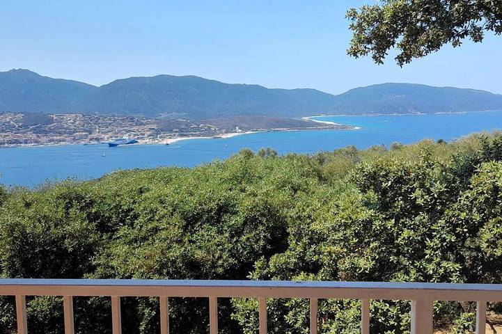 Villa pour 10 personnes, avec balcon ainsi que jardin et jacuzzi à Olmeto