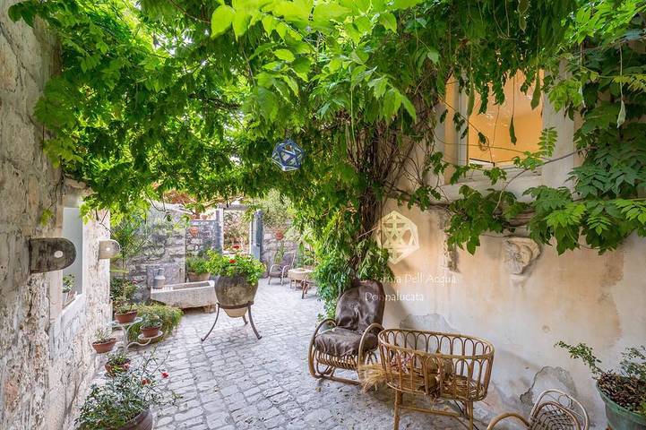 Casa vacanza per 15 persone, con giardino e idromassaggio in Donnalucata