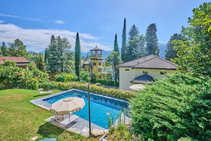 Villa per 9 persone, con vista lago e panorama nonché piscina e giardino in Lierna