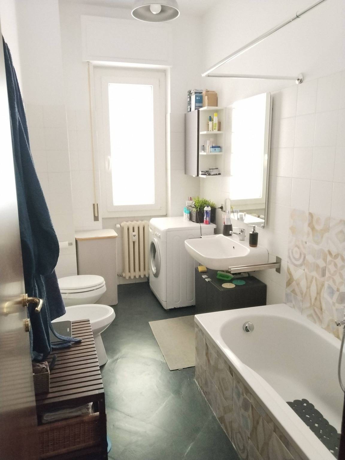 Spacious room in three-room apartment a stone's throw from the M1 in Sesto San Giovanni, Milan Province