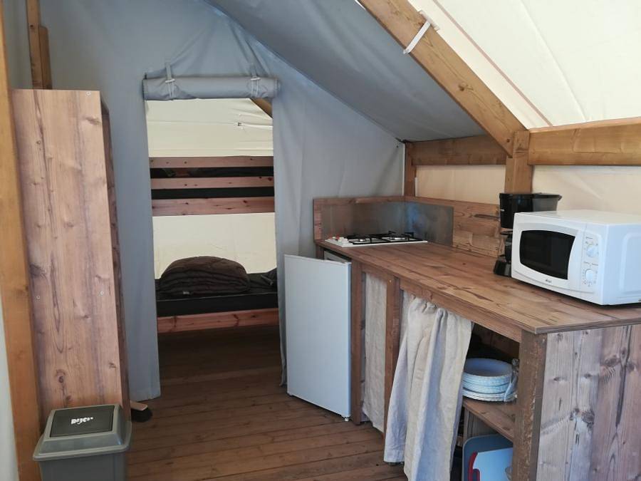 Flower Camping Le Clot du Jay - Tente 4 personnes - Tente Junior Standard 17m² (sans sanitaire) 2 chambres + terrasse in Clamensane, Région de Forcalquier