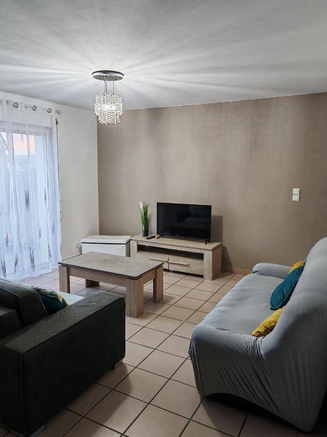 Gîte pour 8 personnes, avec terrasse et piscine à Puyoô - 2