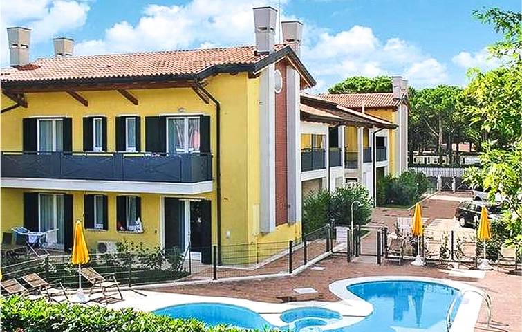Appartamento intero, Ritiro sulla spiaggia: 78mq, WiFi, AC, Parcheggio, Terrazza e Cucina (300m) in Lido di Jesolo, Cavallino-Treporti