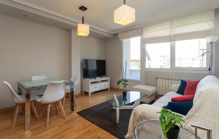 Entire holiday apartment, Cozy Beachside Apartment with Parking & WiFi in Miengo, Cantabrian Coast