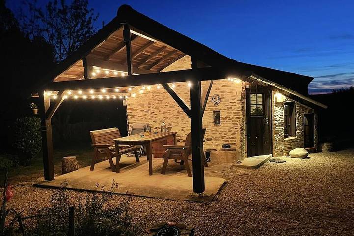 Gîte pour 4 personnes, avec jardin et piscine ainsi que terrasse et jacuzzi, animaux acceptés à Chalais (Aquitaine)