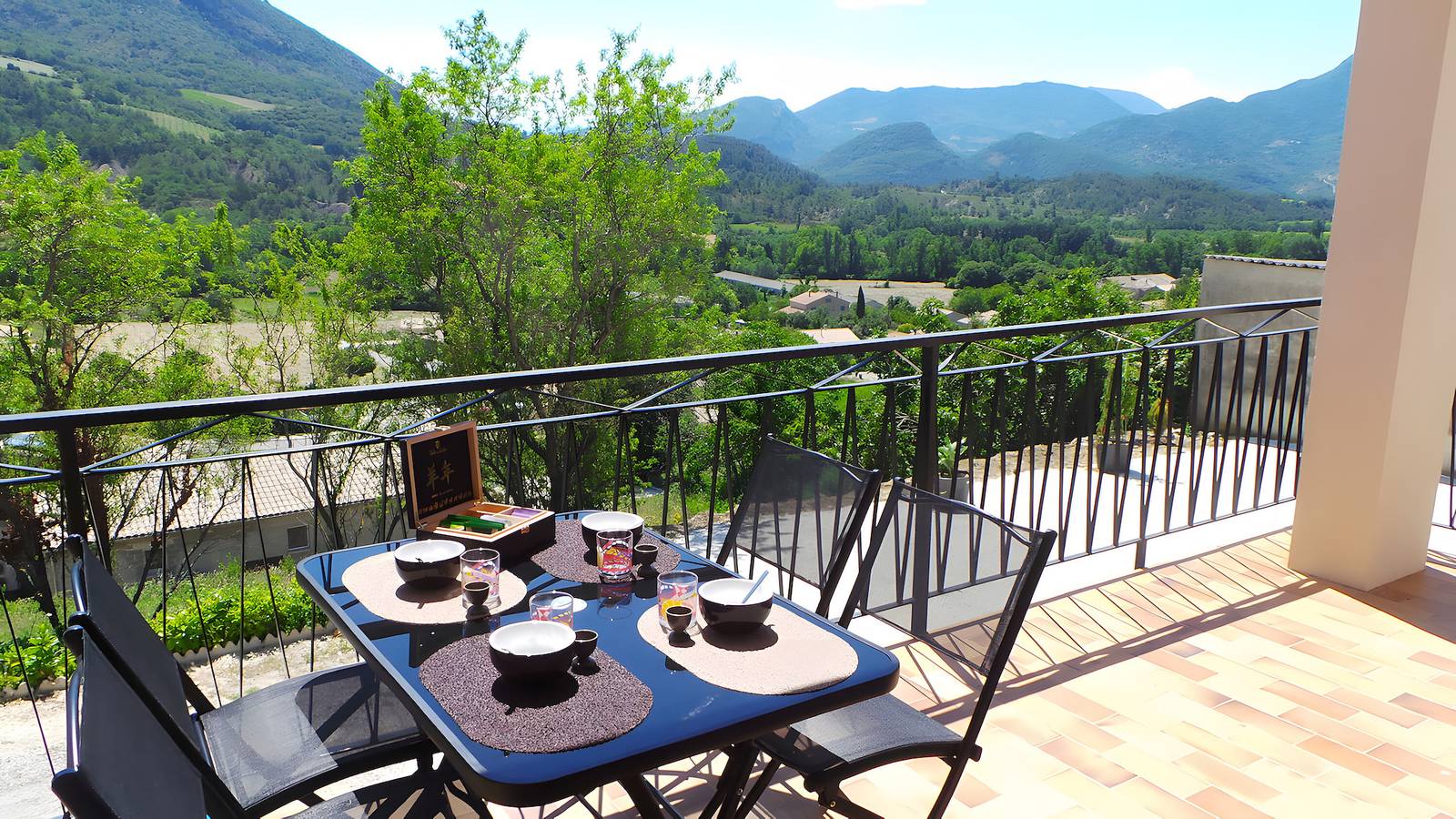 Maison de Vacances 'Le Petit Tilleul' avec Vue sur la Montagne, Wi-Fi et Climatisation in Condorcet, Région de nyons