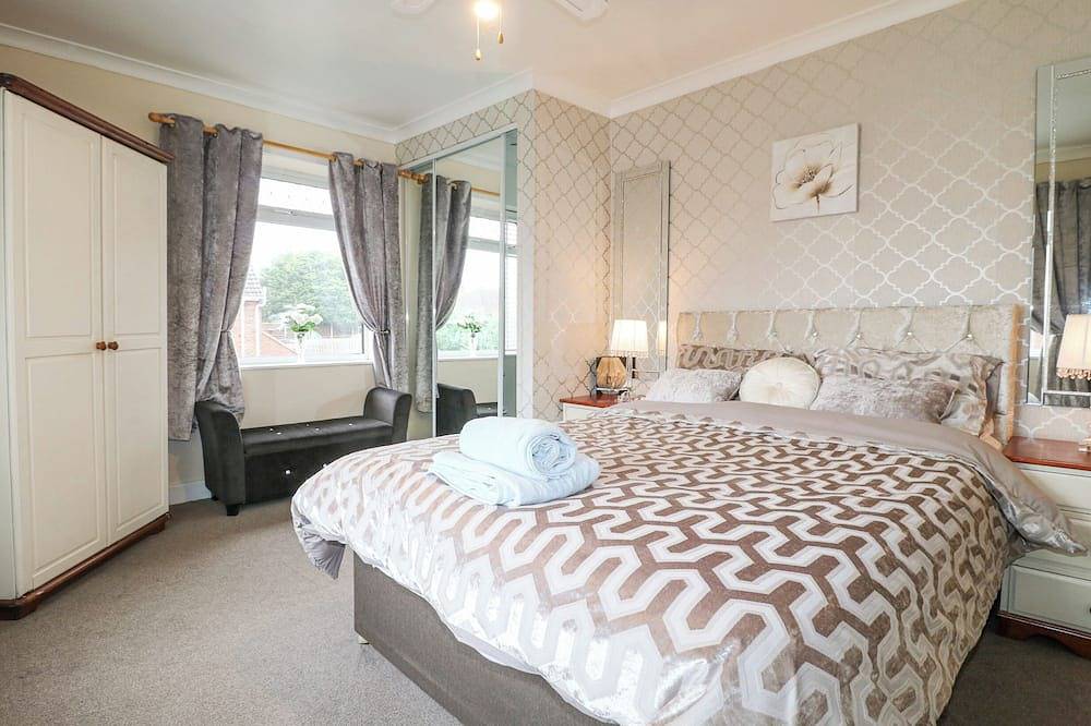 Cedar Cottage, pet friendly, with a garden in Hollingwood in Chesterfield, Derbyshire