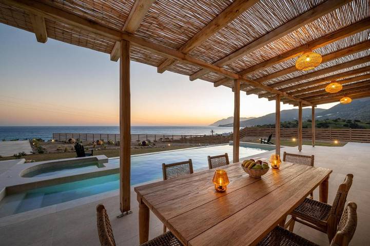 Location de vacances pour 6 personnes, avec piscine ainsi que jardin et vue dans Keratokambos