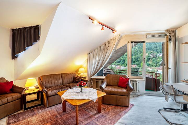 Gehele studio, Studio Appartement 'Ferienwohnung Weitblick' met Uitzicht op de Bergen en Balkon in Bad Liebenzell, Noordelijk Zwarte Woud