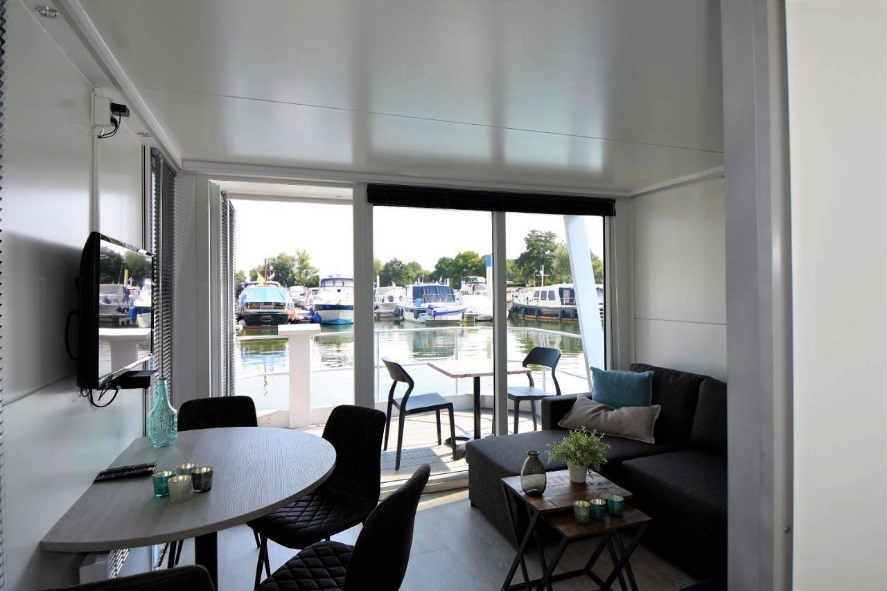 Cosy floating boatlodge Athene in Maastricht, Limburg (Pays-Bas)