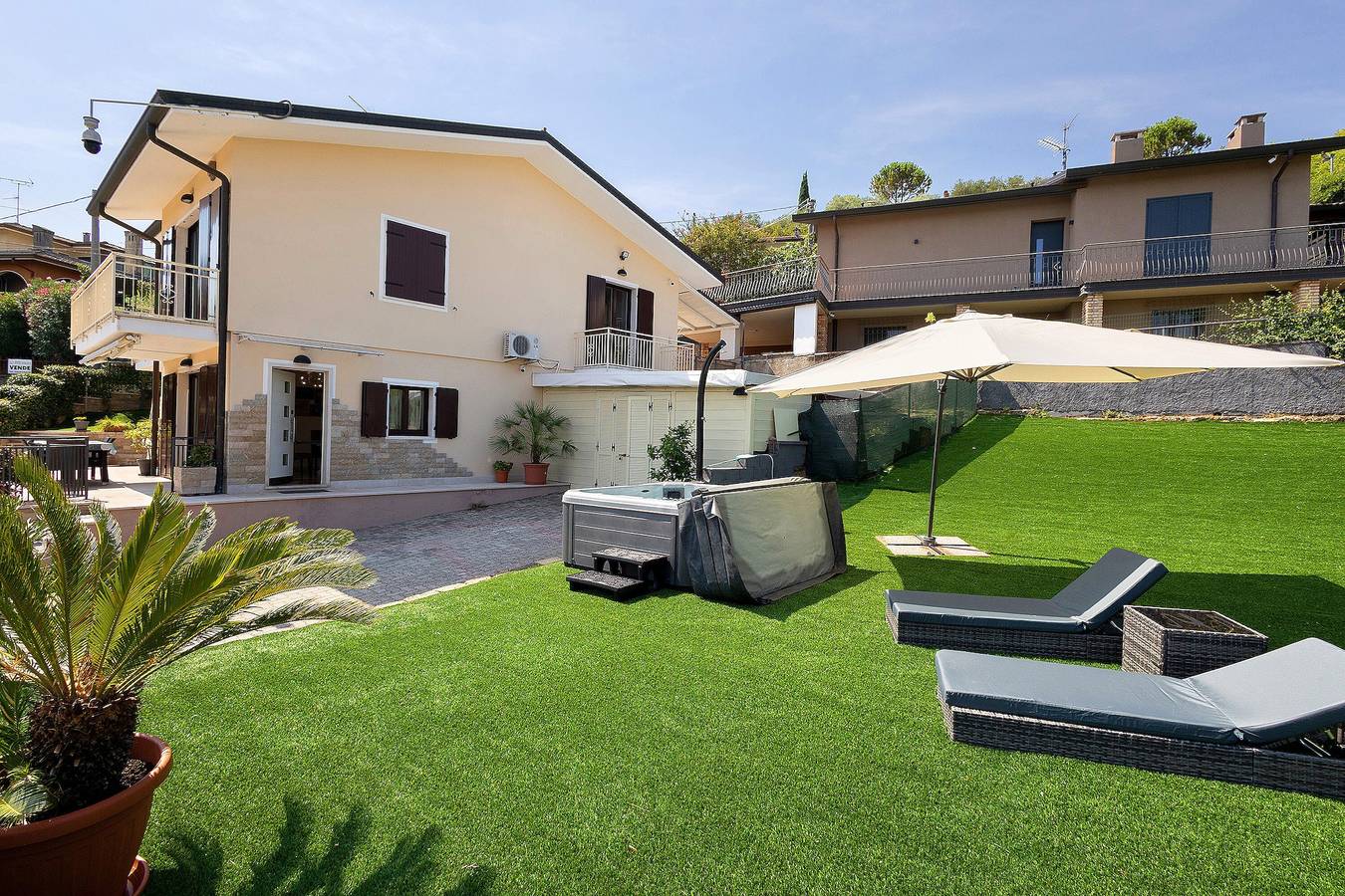 Villa en el Lago de Garda: Spa Exterior y Jardín Privado in Peschiera del Garda, Montañas Garda