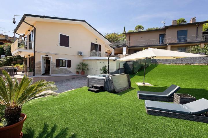Maison de vacances pour 8 personnes, avec Balcon et Jacuzzi ainsi que Jardin et Vue sur le lac à Peschiera del Garda