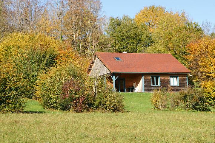 Gîte pour 4 personnes, avec Terrasse ainsi que Jardin et Vue dans Cascades du Hérisson