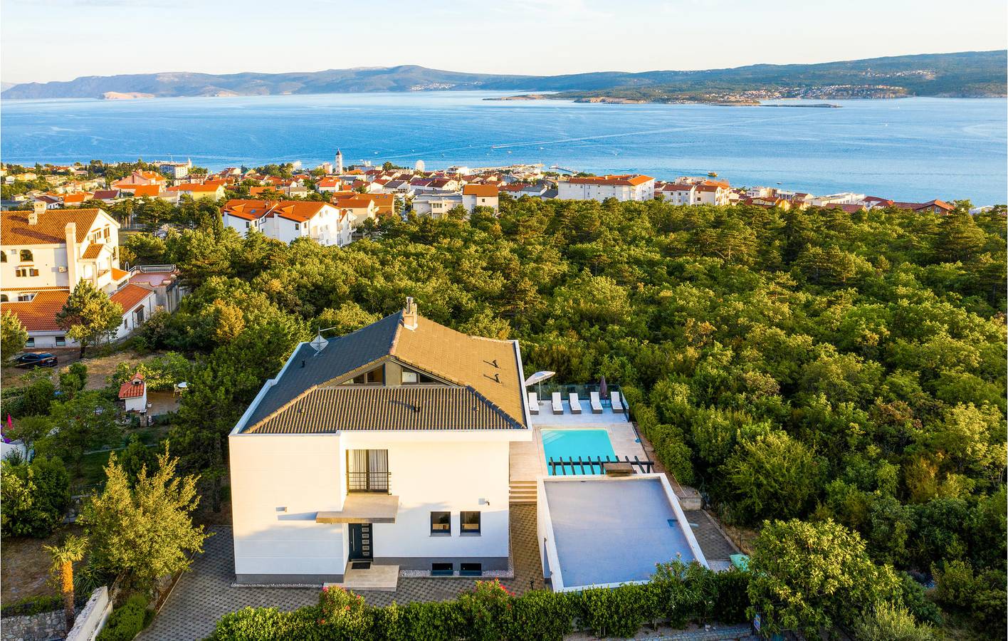 Gemütliche Ferienwohnung mit Meerblick, Pool, Parkplatz und WLAN – 2,5 km vom Strand entfernt in Crikvenica, Primorje-Gorski Kotar