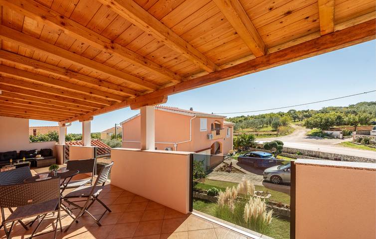 Ganze Ferienwohnung, Gemütliche Wohnung mit WLAN und Terrasse, 1 km von der Küste entfernt in Novigradsko More, Zadar