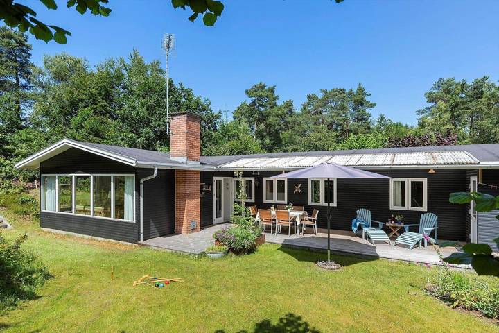 Ferieudlejning for 6 personer, med terrasse og have i Asserbo