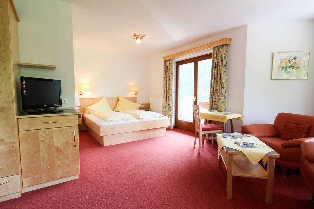 Zweibettzimmer mit Balkon - Hotel-garni Haus Sonnblick in Bad Kleinkirchheim, Nockberge