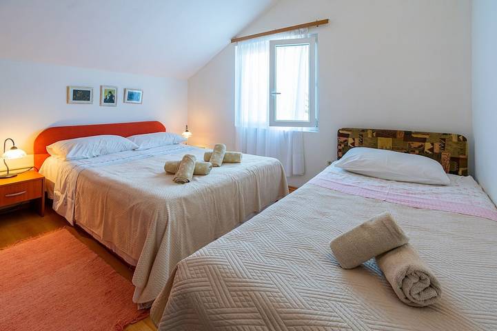 Appartamento intero, Appartamento di due stanze con terrazzo Ugliano - Ugljan in Ugliano, Isola di Ugljan