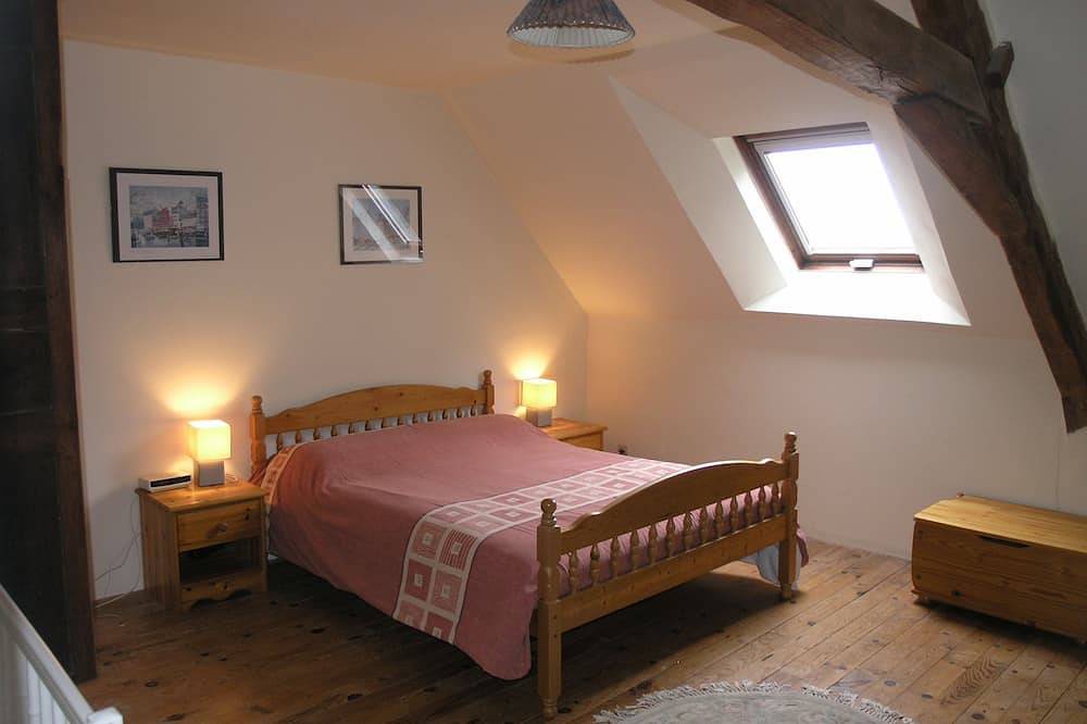 Gîte Tout Confort rural de caractère avec Piscine Privée, Terrasse & Jardin in Saint-Georges-de-Reintembault, Fougères-Vitré