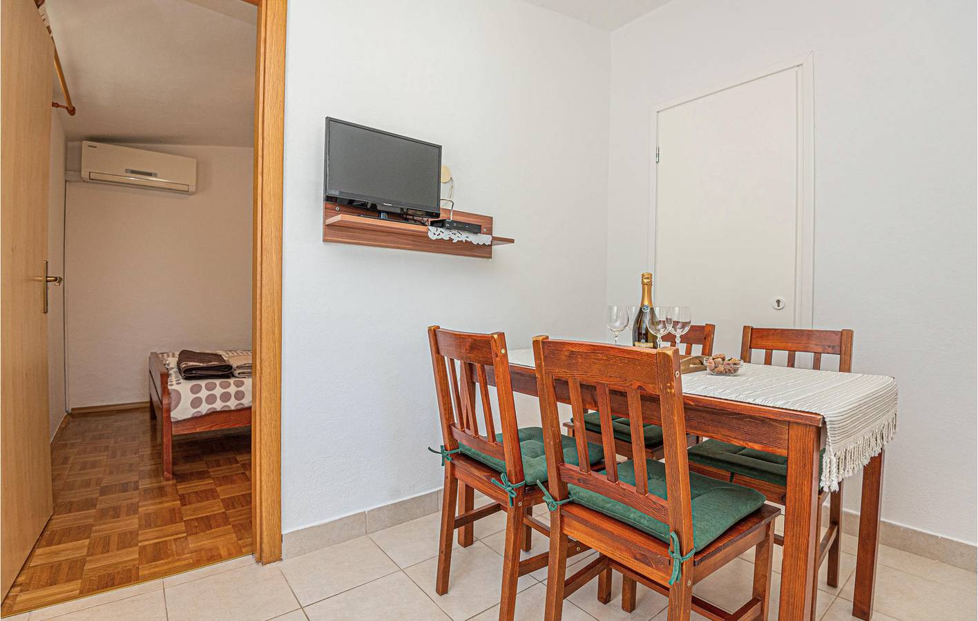 Ganze Ferienwohnung, Gemütliche Wohnung mit Terrasse, in Strandnähe und mit Parkplatz in Brodarica, Šibenik-Knin