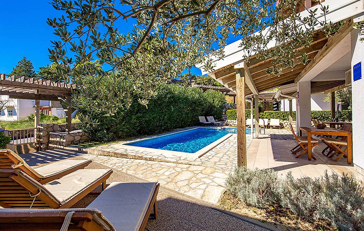 Ganze Ferienwohnung, Gemütliche Ferienwohnung mit Pool, WLAN und Terrasse in der Nähe des FKK-Strandes von Kandarola in Palit, Rab