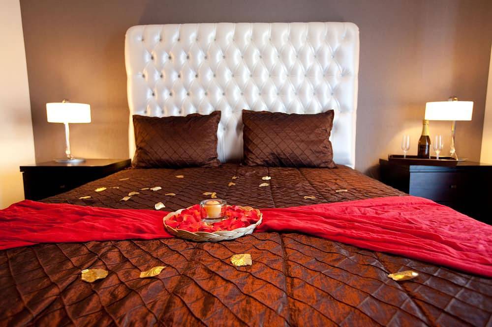 Luxurious 5-bedroom beachfront villa with a private rooftop pool and sea view in Agia Marina, Chaniaregionen