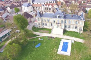 Cottage pour 72 personnes, avec piscine et jardin, animaux acceptés à Brienon-sur-Armançon