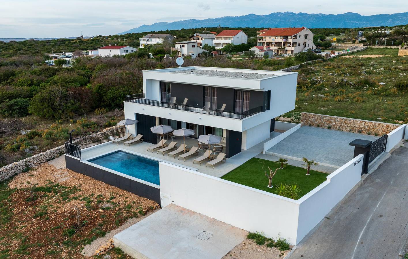 Cozy 2-Bedroom Apartment with Pool, Wi-Fi, & 2km to Beach in Kolan, Kolan (Croatian Adriatic)