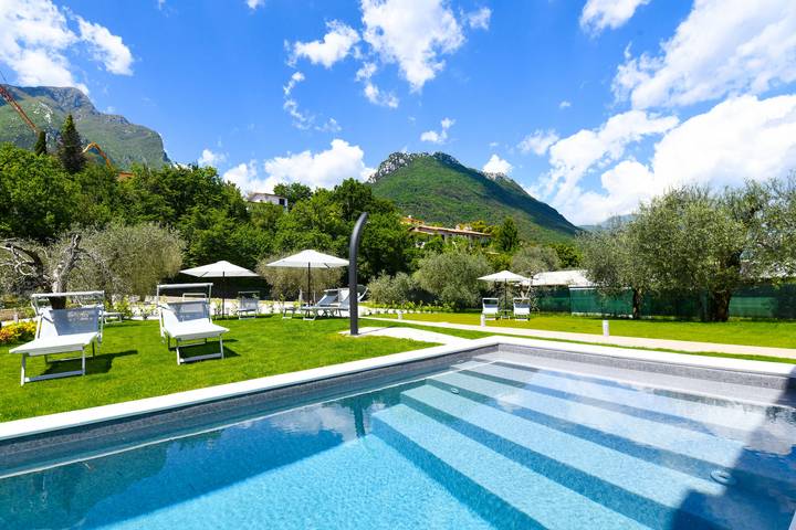 Villa per 6 persone, con Balcone e Giardino nonché Piscina e Vista lago a Toscolano-Maderno