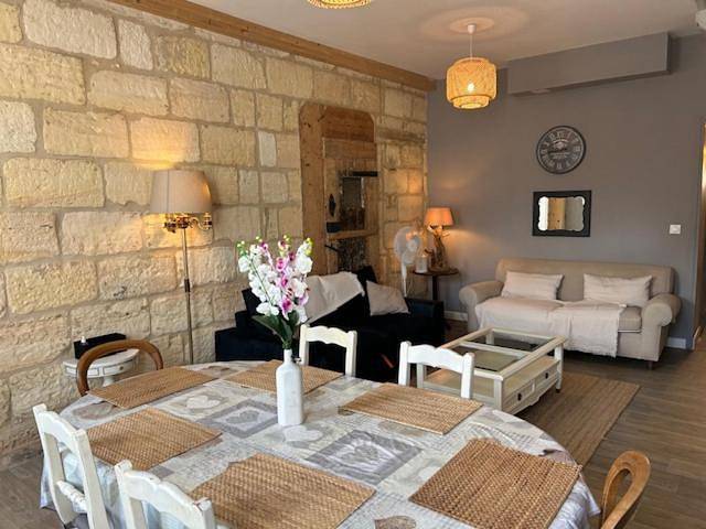 Appartement entier, Bel appartement en pierre de 100 m2 avec cour. in Margaux-Cantenac, Parc naturel régional du Médoc