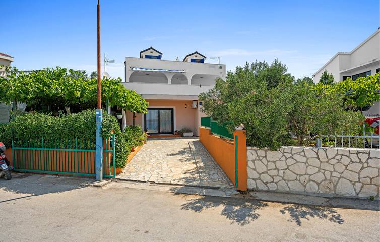 Ferienwohnung für 2 Personen, mit Terrasse und Seeblick in Grad Šibenik - 3