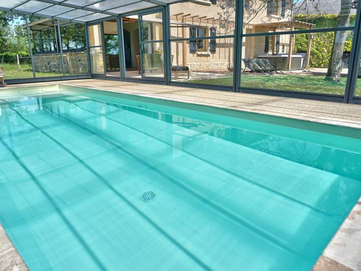 Gîte pour 14 personnes, avec Jacuzzi et Terrasse ainsi que Jardin et Piscine