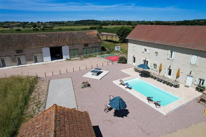 Location de vacances pour 45 personnes, avec Terrasse et Jardin ainsi que Piscine et Sauna à Boucé