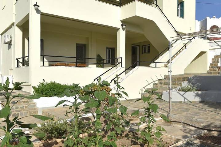 Gîte pour 5 personnes, avec Terrasse ainsi que Jardin et Vue dans Finikas