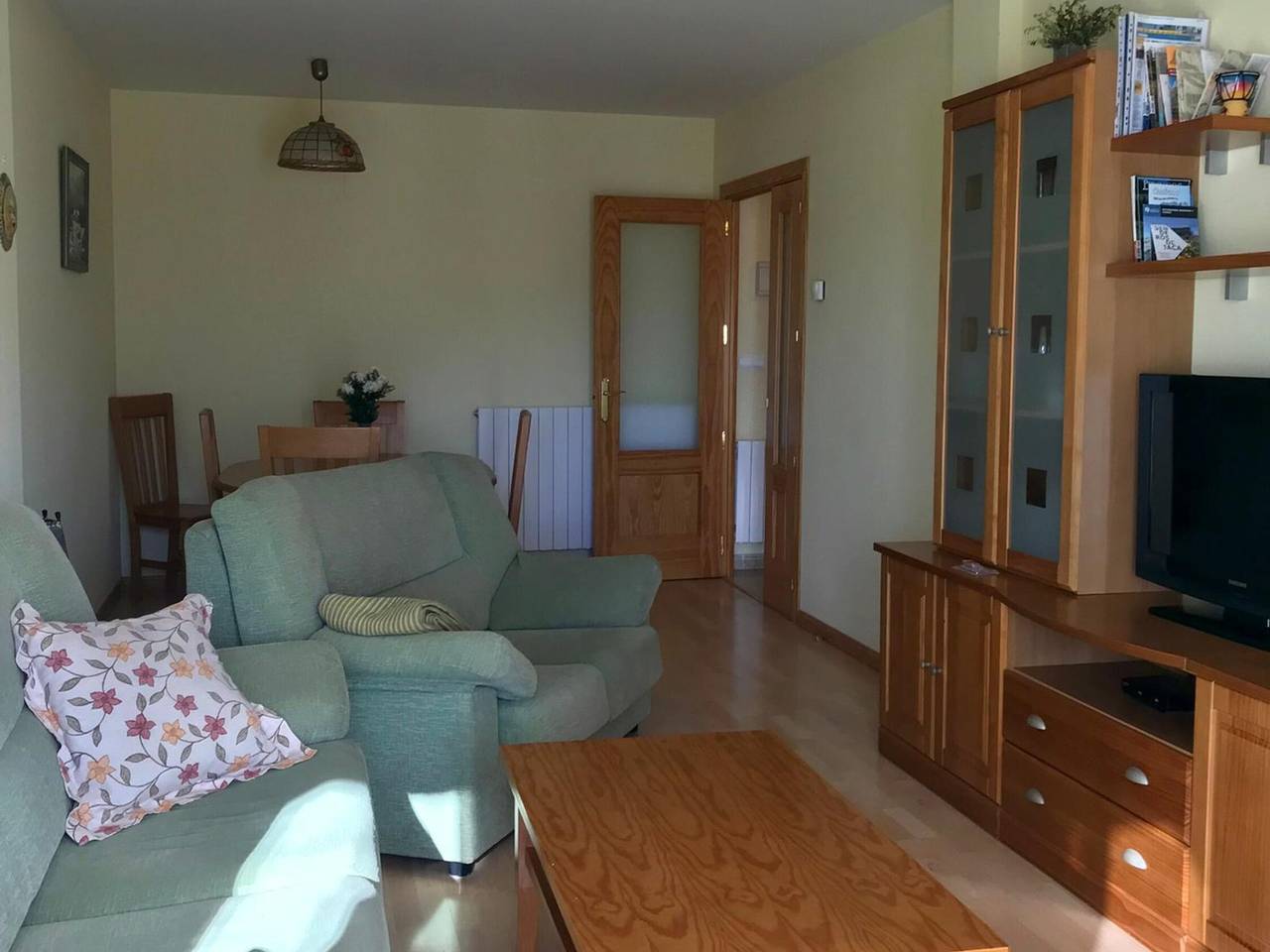 Entire apartment, Family-Friendly Apartment with Pool, Balcony, and Parking in Jaca in Jaca, Spanish Pyrenees