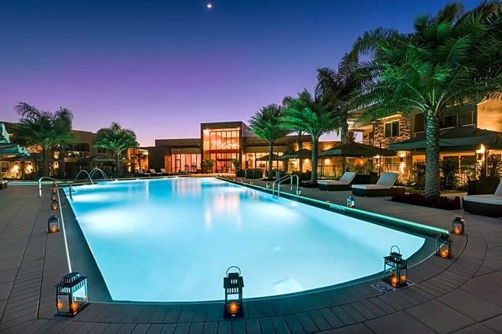 Vacation rental for 8 people, with yard and pool as well as balcony and lake view, kid friendly by Disney World