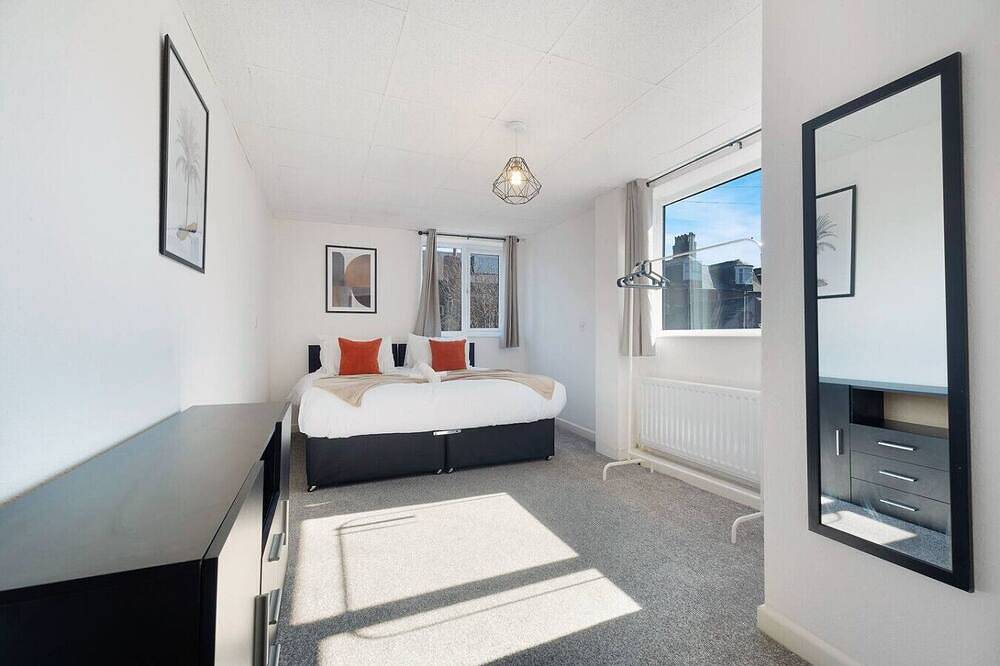 Large Spacious Home|Parking|8 bedrooms|sleeps 14 in Sunderland