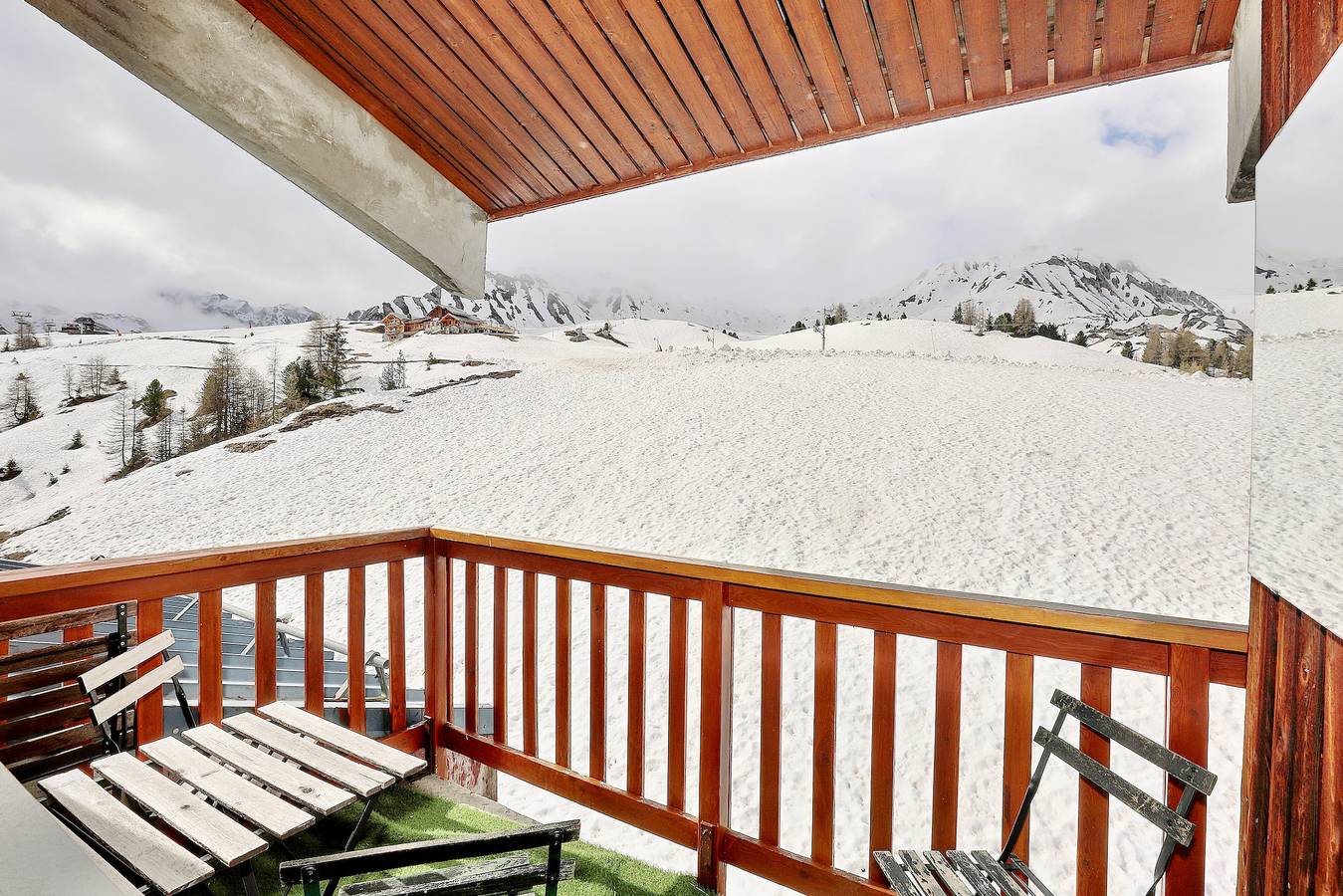 Refuge on the Slopes: Plagne Village, Mountain View, Balcony & Wi-Fi