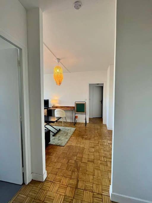 Appartement entier, 2P calme - climatisation - 70m du métro M4 Barbara - 4 pers maximum in Montrouge, Hauts-de-Seine