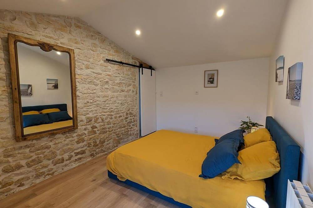 Maison charentaise avec piscine chauffée, jardin privé et proche commerces, idéale pour couples in Aunac, Charente