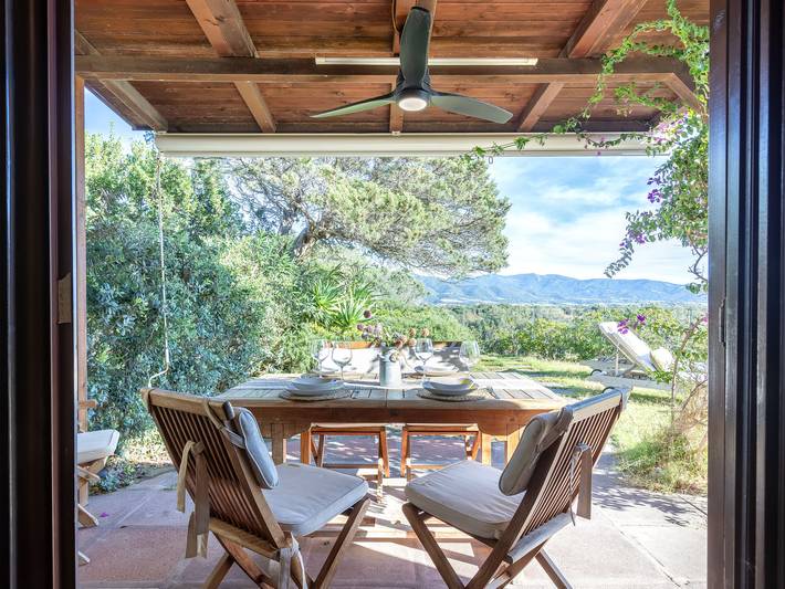 Location de vacances pour 4 personnes, avec vue et terrasse ainsi que jardin et bassin pour enfant, animaux acceptés à Badesi