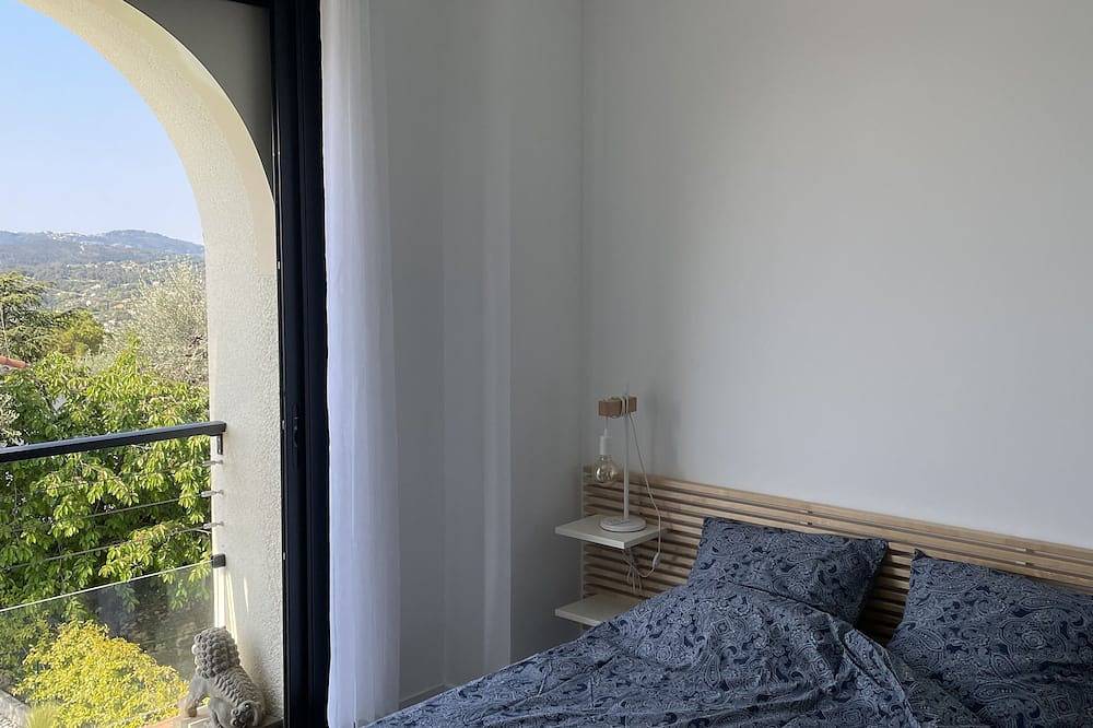 Renovated family home with secure swimming pool in Grasse, Cannes region