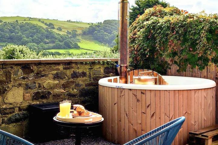 Holiday home for 3 people, with garden and hot tub as well as terrace - 1