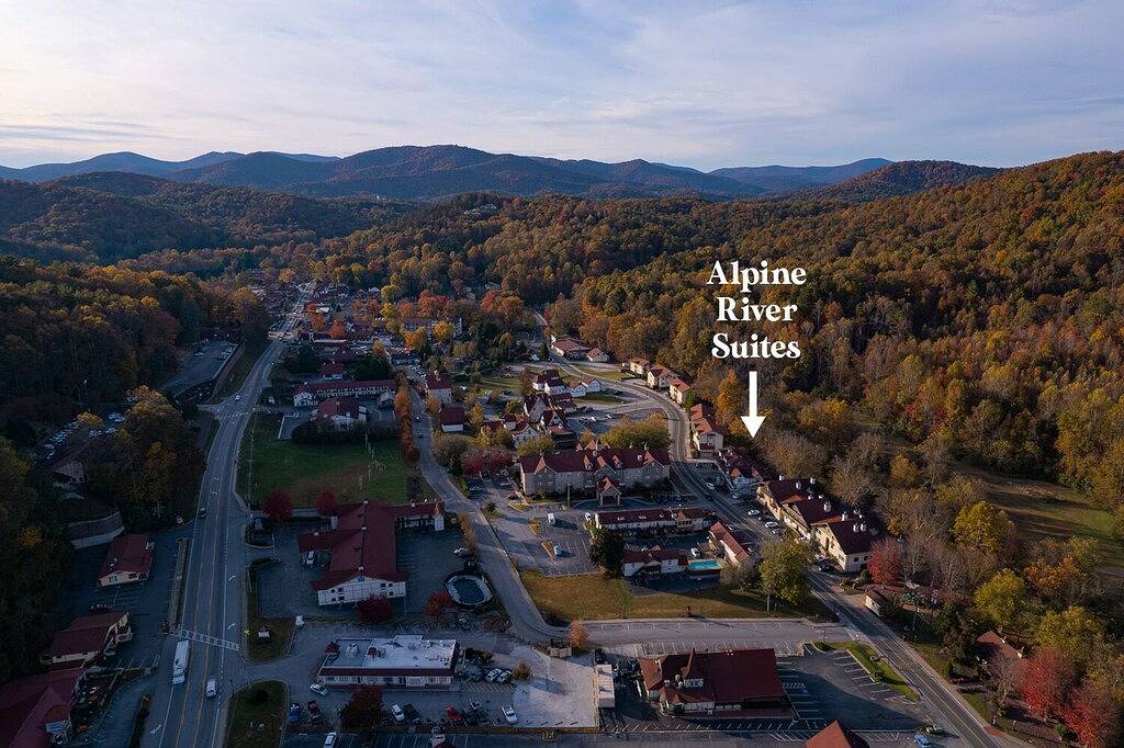 Ganze Wohnung, Alpine River Suites #401 - Cozy Riverfront Condo in Helen, Chattahoochee National Forest