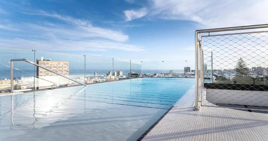Hôtel pour 3 personnes, avec Terrasse ainsi que Piscine et Vue